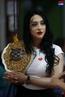 Stephanie Vaquer se emocion� con luces de la bandera chilena
